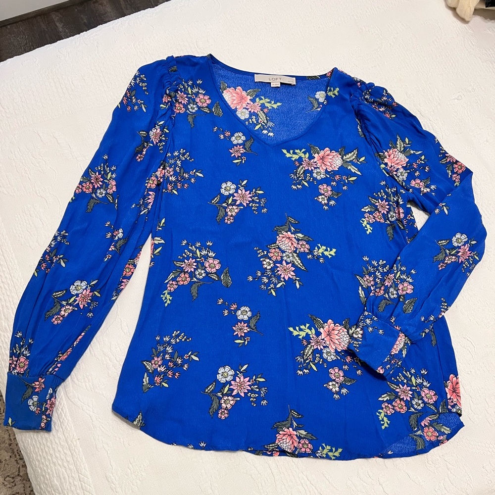 Loft, bold blue w/flowers, long sleeve, small ruffle on shoulder, Sz S petite